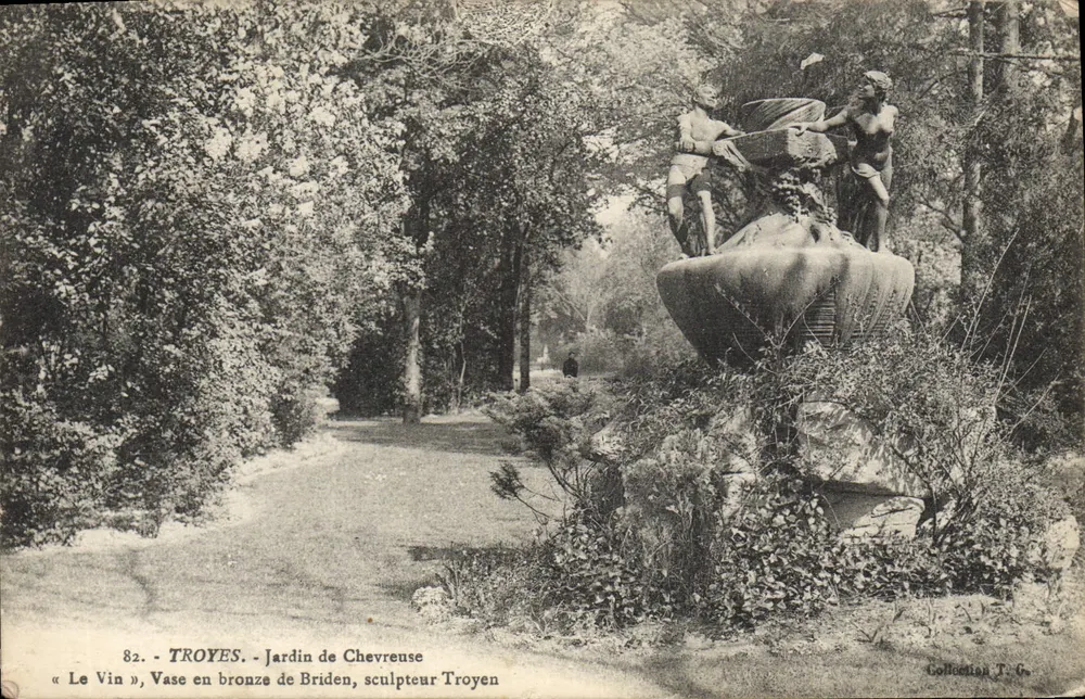 Jardin de Chevreuse - « Le Vin », Bronzevase von Briden, Bildhauer aus Troyes - Vorderseite