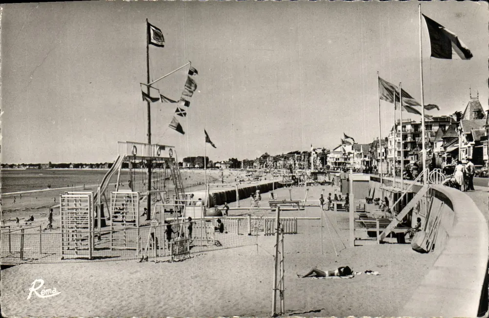 Strand von La Baule — lebendige Ansicht mit Fahnen — Verlag Rome - Vorderseite