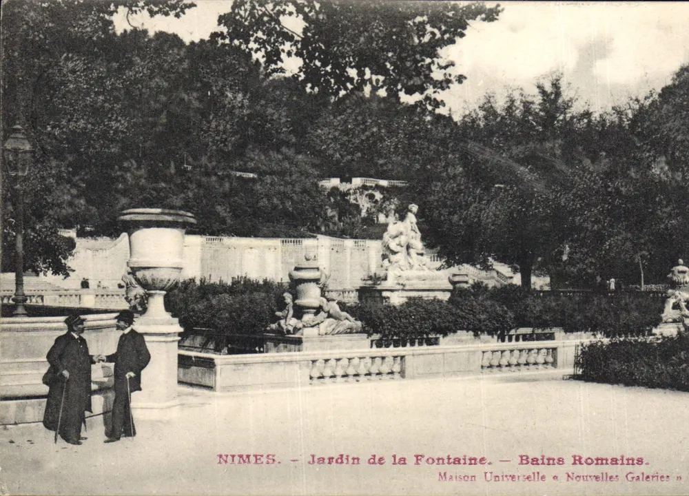 Nîmes — Jardin de la Fontaine — Römische Bäder — Maison Universelle & Nouvelles Galeries - Vorderseite