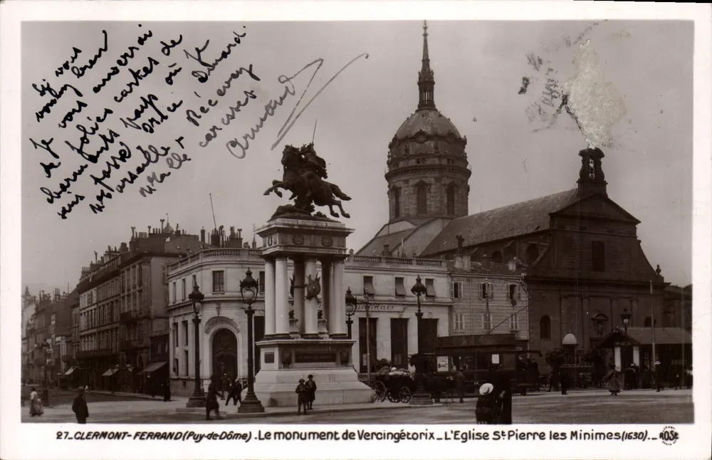 Clermont-Ferrand (Puy-de-Dôme) — Das Denkmal von Vercingétorix und die Kirche Saint-Pierre les Minimes (1630) — Rose - Vorderseite
