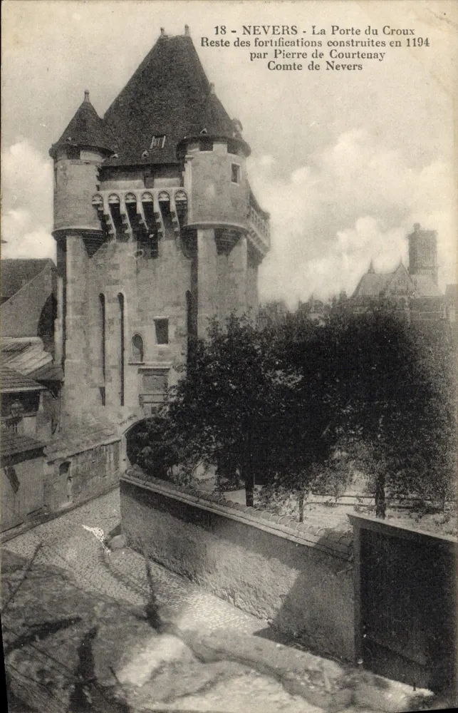 Nevers - La Porte du Croix — reste des fortifications construites en 1194 par Pierre de Courtenay - Frente