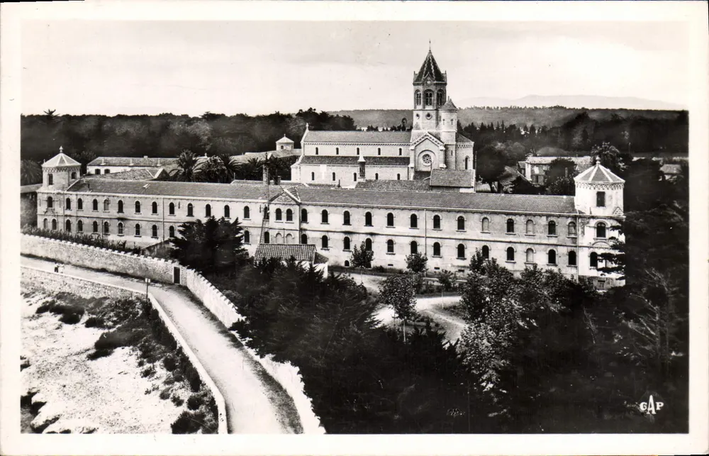 Abbaye de Notre-Dame de Lérins — Vue générale du monastère — Éditeur GAP - Recto