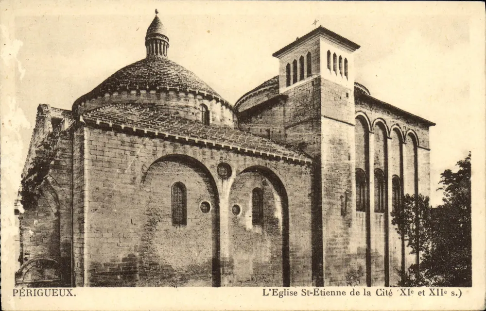 Périgueux — Ansicht der Kirche Saint-Étienne der Stadt (11. und 12. Jahrhundert) — Périgueux - Vorderseite