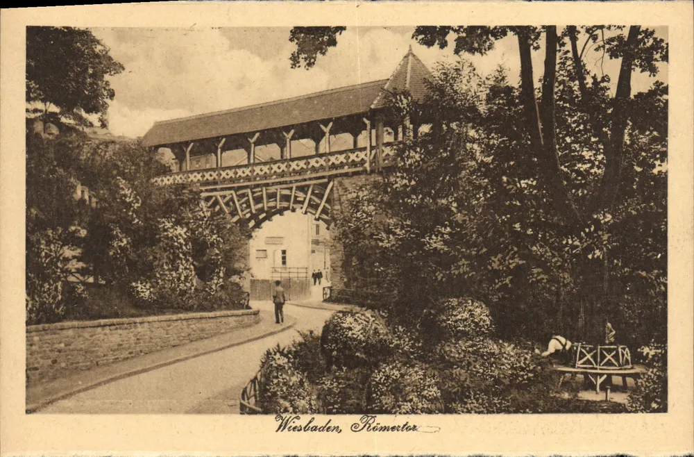 Wiesbaden, Römer tor — ponte coberta sobre um caminho cercado de árvores — M. Jacobs, Postkarten Verlag, Frankfurt a. M. - Frente