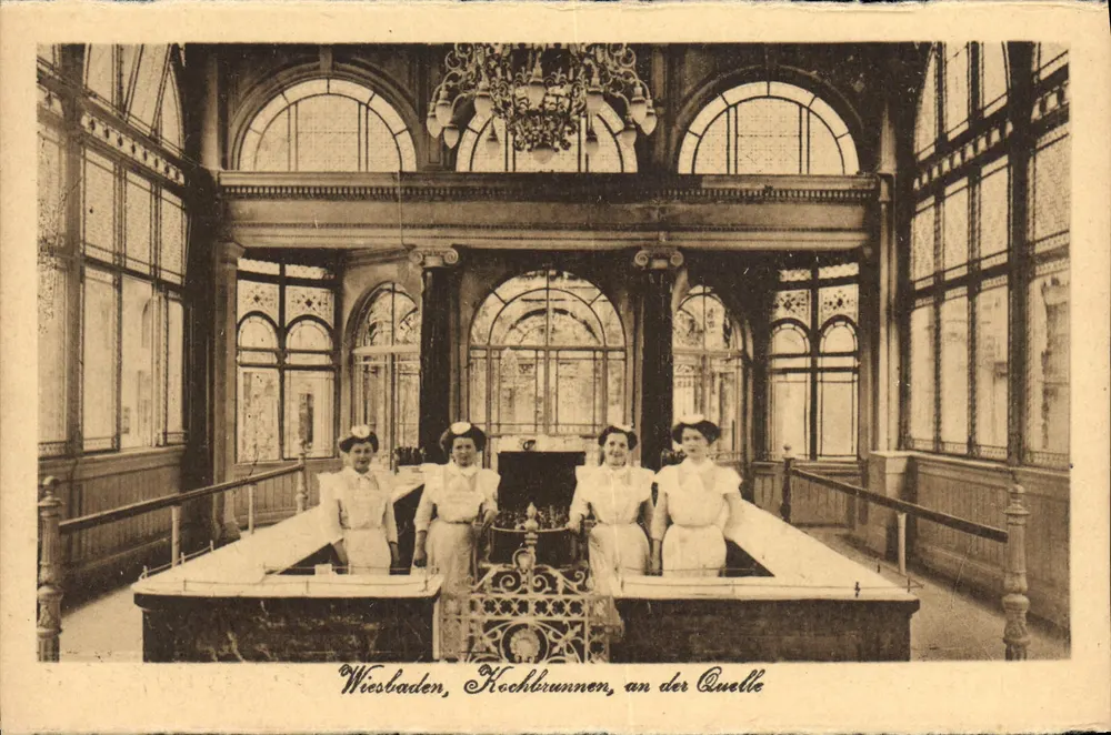 Wiesbaden, Hochbrunnen, an der Quelle — M. Jacobs, Postkarten-Verlag, Frankfurt a. M. - Vorderseite