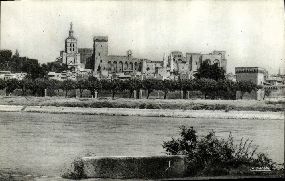 Avignon — Das Papstschloss von Avignon aus der Sicht der rechten Rhône-Uferseite — La Cigogne - Vorderseite