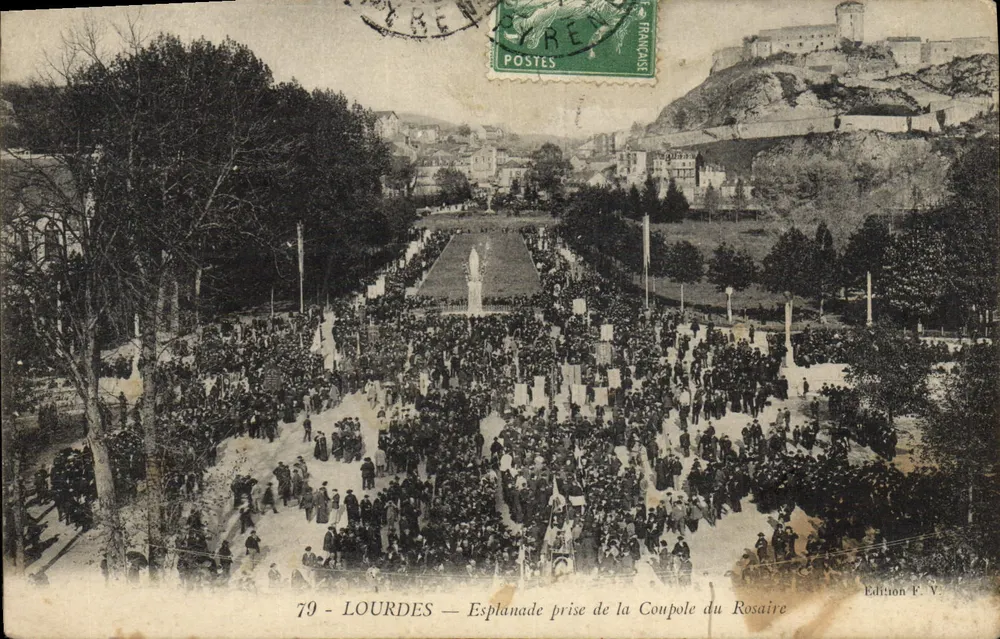 LOURDES — Esplanade prise de la Coupole du Rosaire — Edition F. V. - Recto