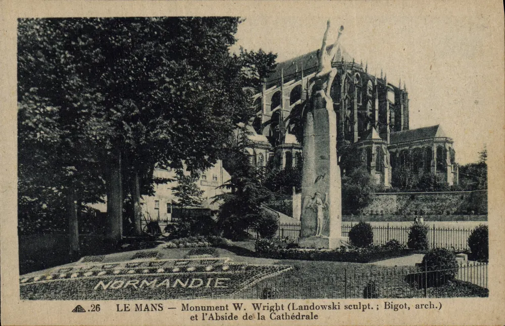 Le Mans — Monumento W. Wright (escultura de Landowski; arquitetura de Bigot) e a Abside da Catedral - Frente