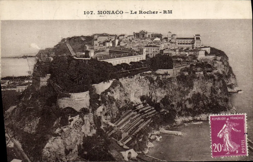 Mônaco - O Rocher - RM — vista aérea do Rocher com os edifícios e o mar — editor Rostan e Mynier, n° 107 - Frente