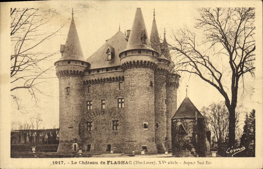 O Castelo de FLAGHAC (Hte-Loire) — Século XV — Aspecto Sul-Este — Lémo - Frente