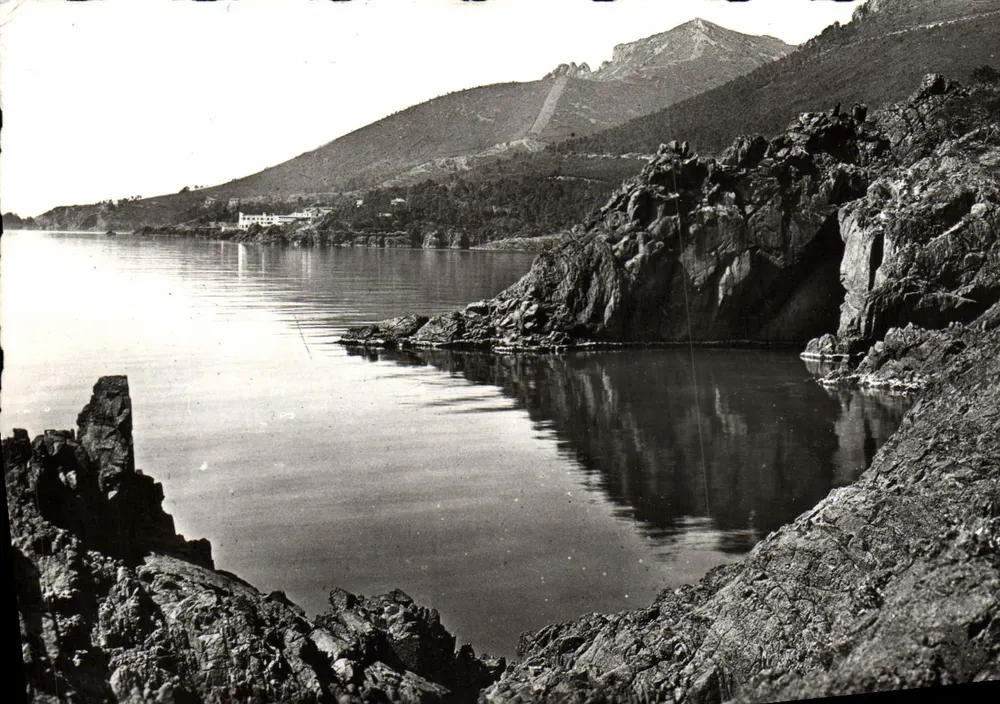 Os Rochos Vermelhos — Arredores de Cannes — Edições Gilletta, n°328 - Frente
