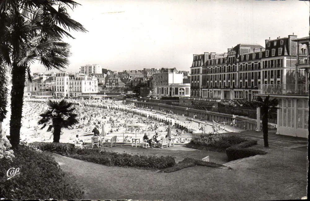 Plage de l'Écluse — vue panoramique avec palmiers et bâtiments — éditeur C.A.P. (63) Réal-Photo - Frente