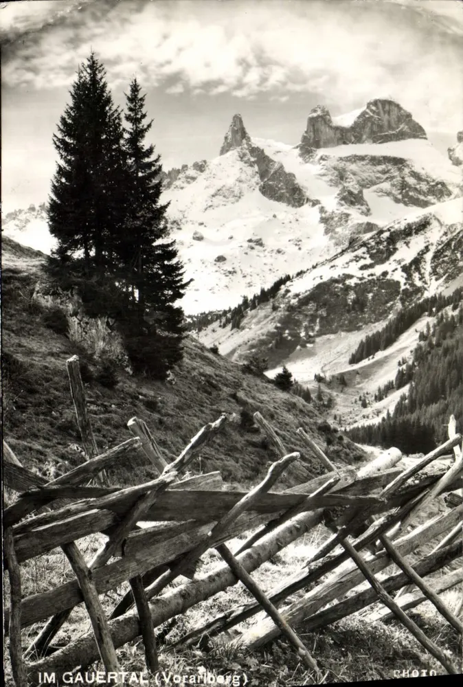 No Gauertal (Vorarlberg) — vista de montanhas nevadas e cerca de madeira — Foto - Frente