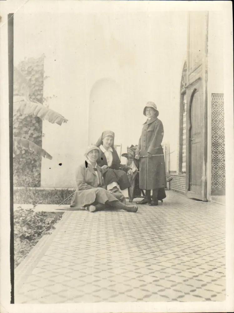 Trois femmes en tenue d'époque — jardin oriental — sans éditeur ni numéro visible - Recto
