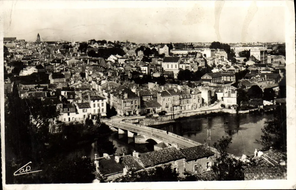 Poitiers — Vista geral da cidade — editor C.A.P. n° (12) - Frente
