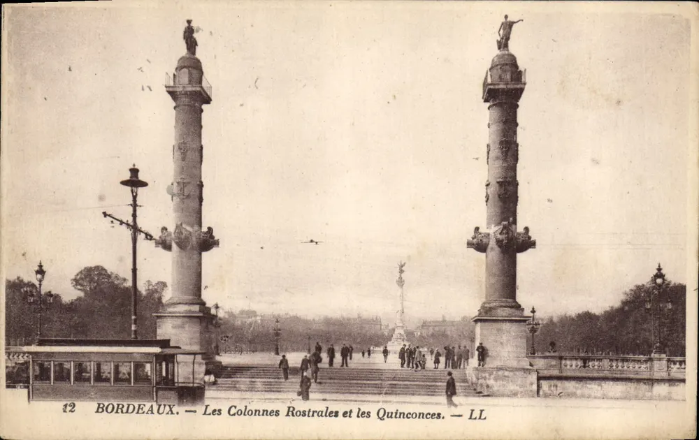 Bordeaux — Die Rostralkolonnaden und die Quinconces — LL - Vorderseite