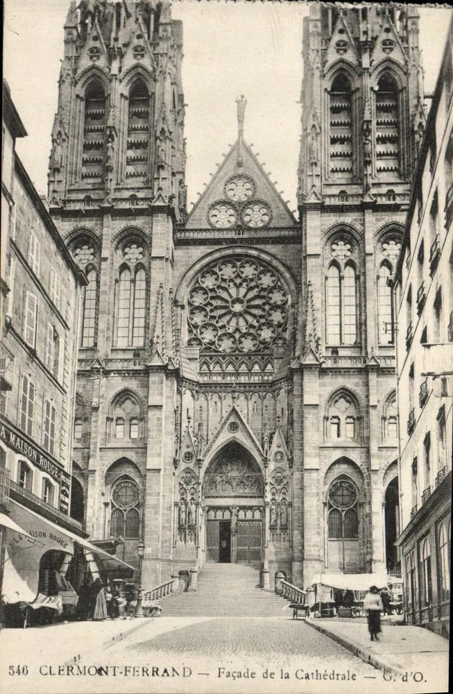 Clermont-Ferrand — Fachada da Catedral — G. d'O. - Frente