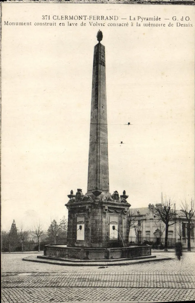 Clermont-Ferrand — A Pirâmide — G. d'O. - Frente