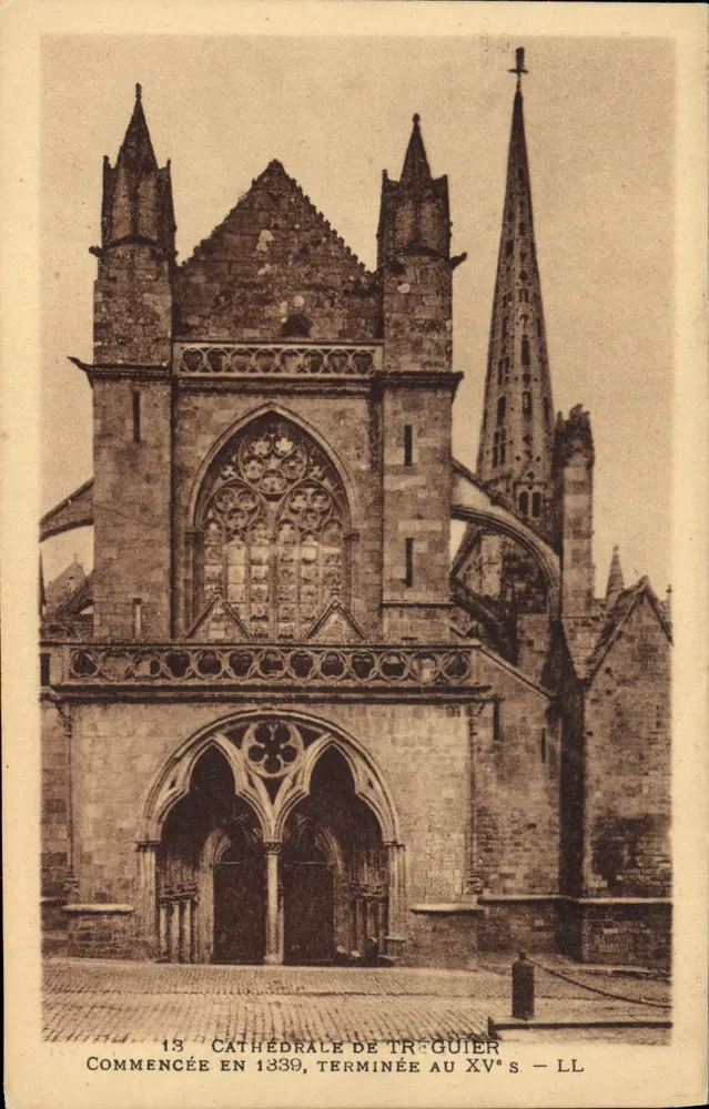 Catedral de Tréguier — Iniciada em 1339, concluída no século XV — LL - Frente