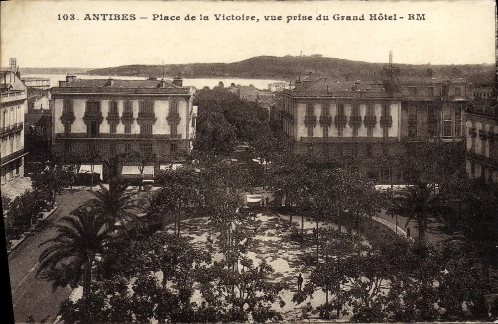 Antibes — Place de la Victoire, Blick vom Grand Hôtel — RM - Vorderseite