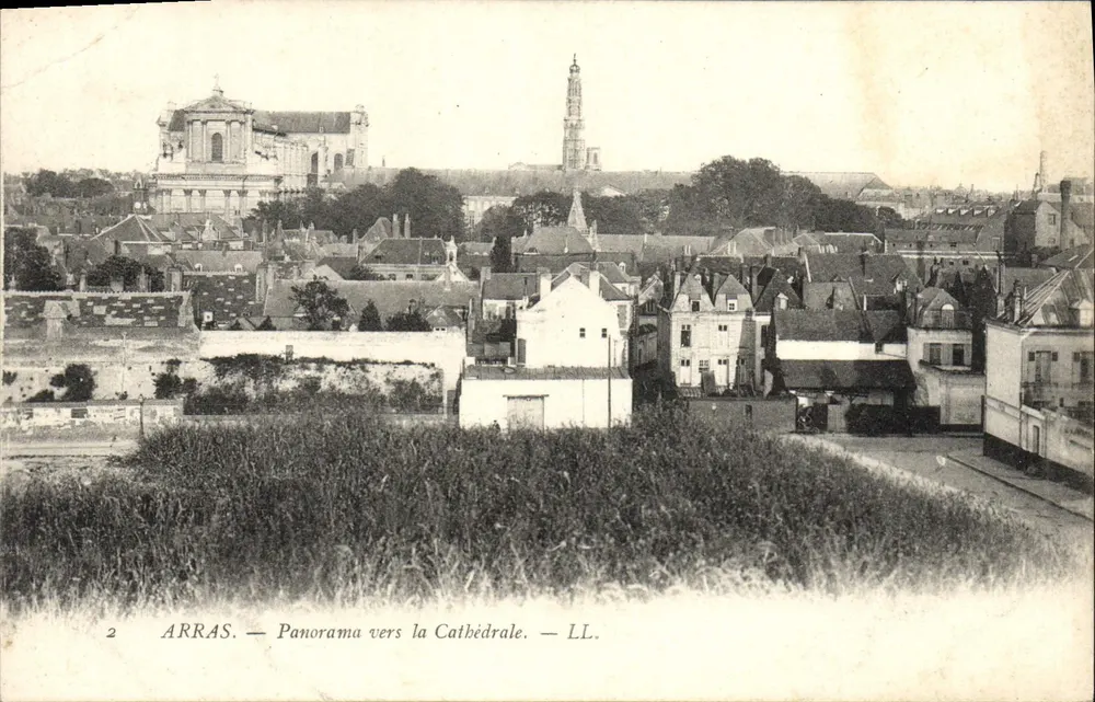 Arras — Panorama em direção à Catedral — LL. - Frente