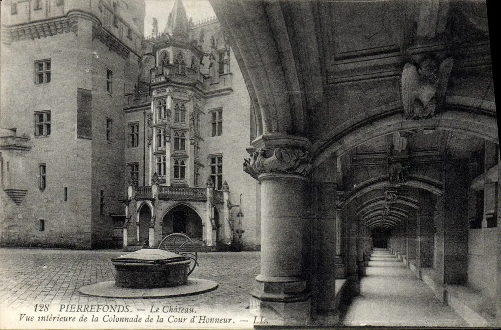 Pierrefonds — Innensicht der Säulenreihe der Cour d'Honneur — LL, Nr. 128 - Vorderseite