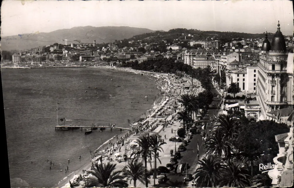 Cannes — Der Boulevard de la Croisette und der Mont Chevalier — Rella - Vorderseite