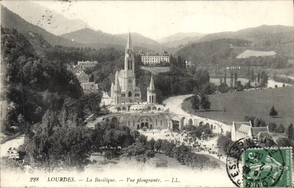 Lourdes — A Basílica — Vista aérea — LL. - Frente