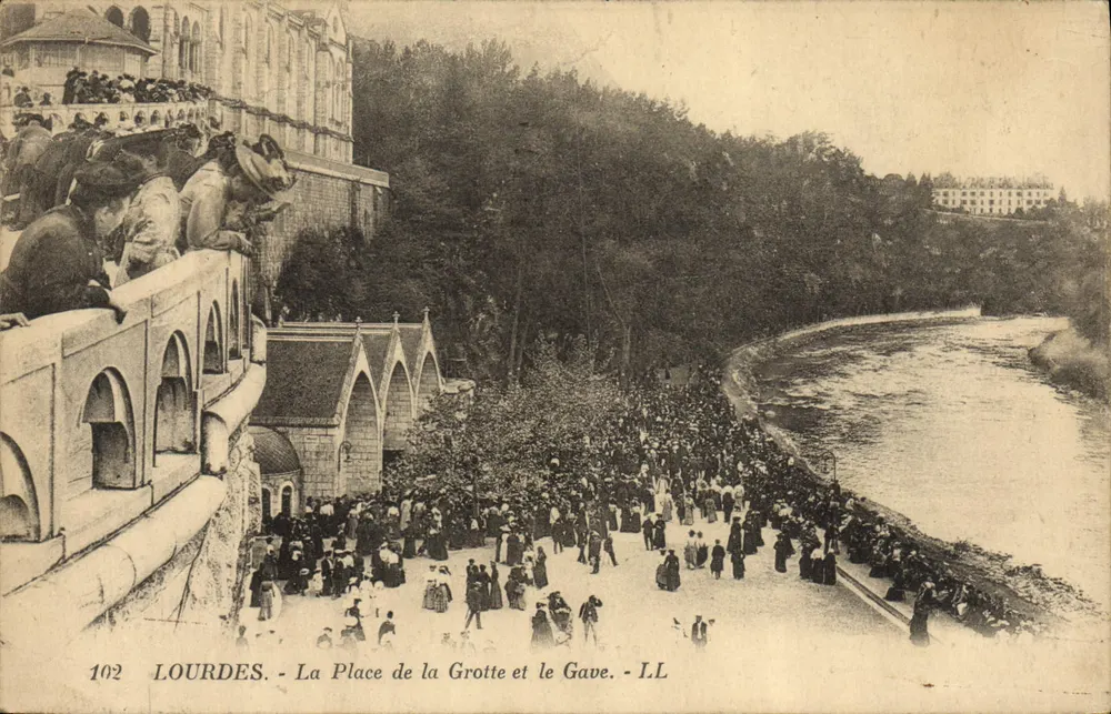 Lourdes — La Place de la Grotte et le Gave — LL, n° 102 - Vorderseite