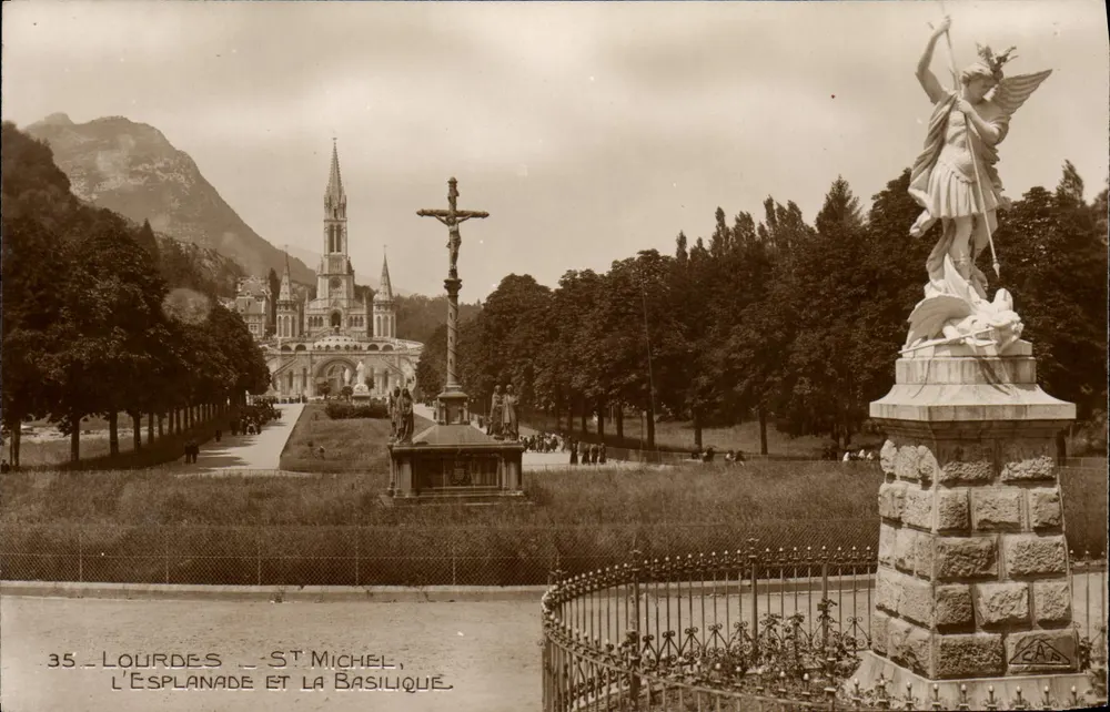 Lourdes - São Miguel, a Esplanada e a Basílica - Frente
