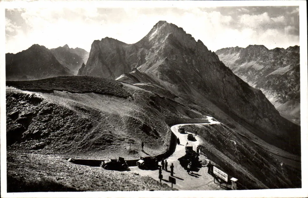 As Pirineus — Passo do Tourmalet (alt. 2113 m.) e o Pico da Espada (alt. 2461 m.) — Edição Photo Quinault - Frente