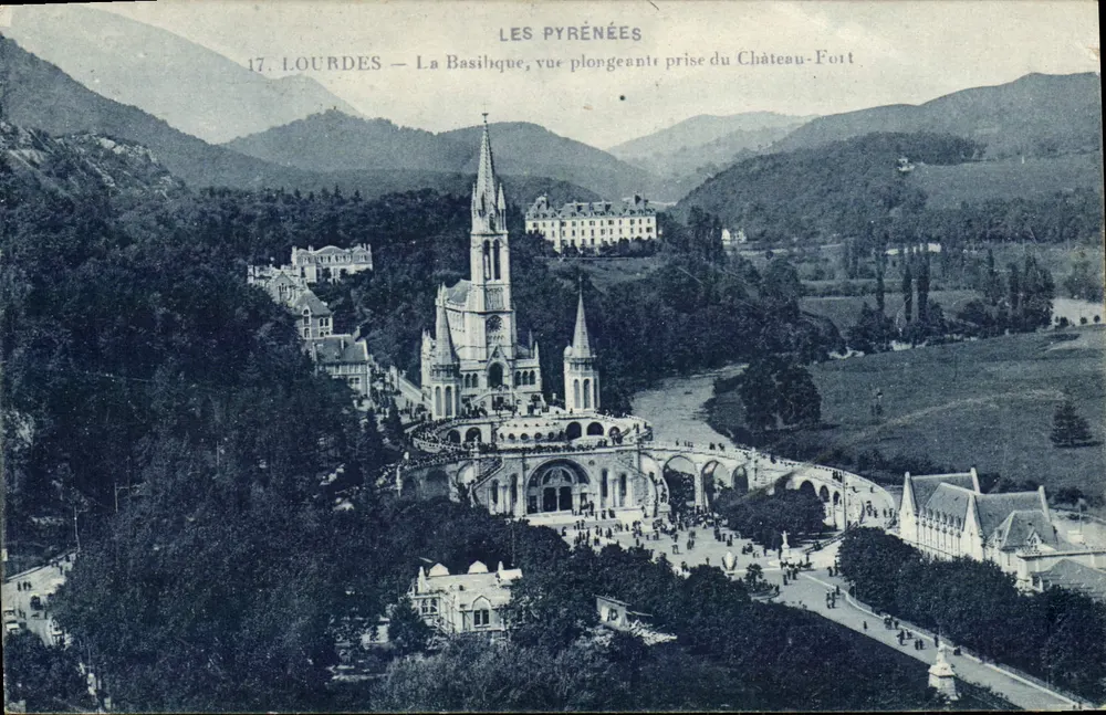 Lourdes — Aufnahme der Basilika von oben vom Schloss-Fort — Die Pyrenäen, Nr. 17 - Vorderseite