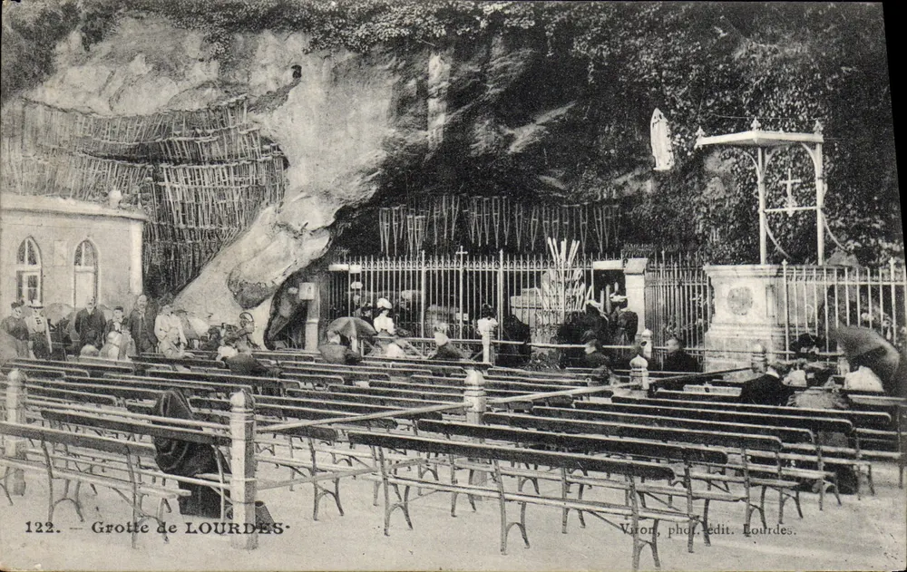 Gruta de Lourdes — Vista da gruta com peregrinos — Viron, fot. edit. Lourdes, n° 122 - Frente