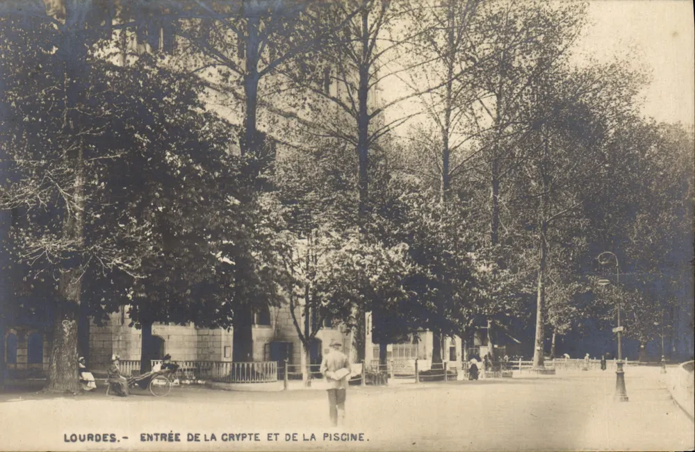 Lourdes — Entrada da cripta e da piscina — sem editor e número visíveis - Frente