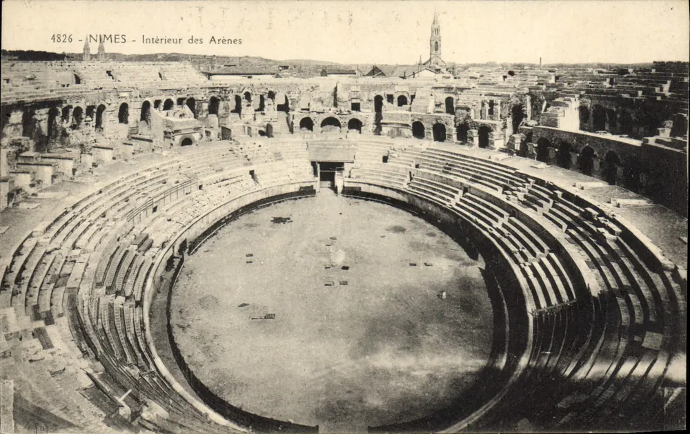 Nîmes - Interior das Arênes — vista panorâmica dos arquibancos e do centro do anfiteatro romano — editor CCRISTENDANCE, n° 4826 - Frente