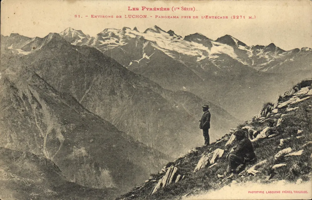 Os Pirineus (1ª Série) — Ao redor de Luchon — Panorama tirado da Entecade (2271 m.) — Fototipia Labouche Frères, Toulouse - Frente