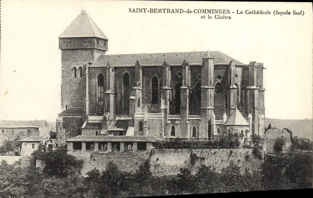 Saint-Bertrand-de-Comminges - A Catedral (fachada Sul) e o Claustro - Frente