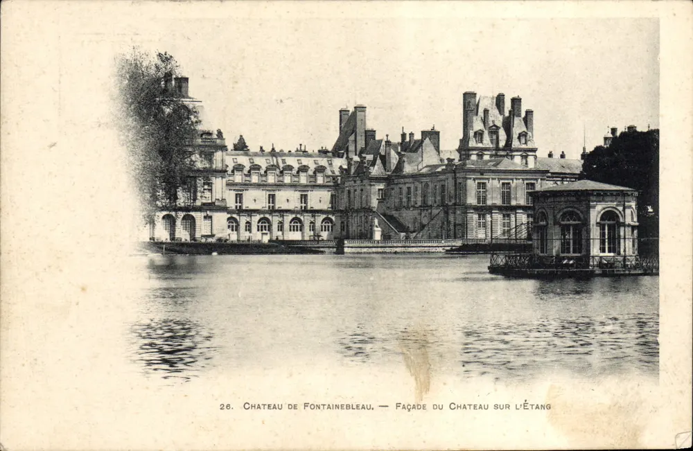Schloss Fontainebleau — Schlossfassade am See — Verlag: Ph. Breyer & Rein, Paris, n° 26 - Vorderseite