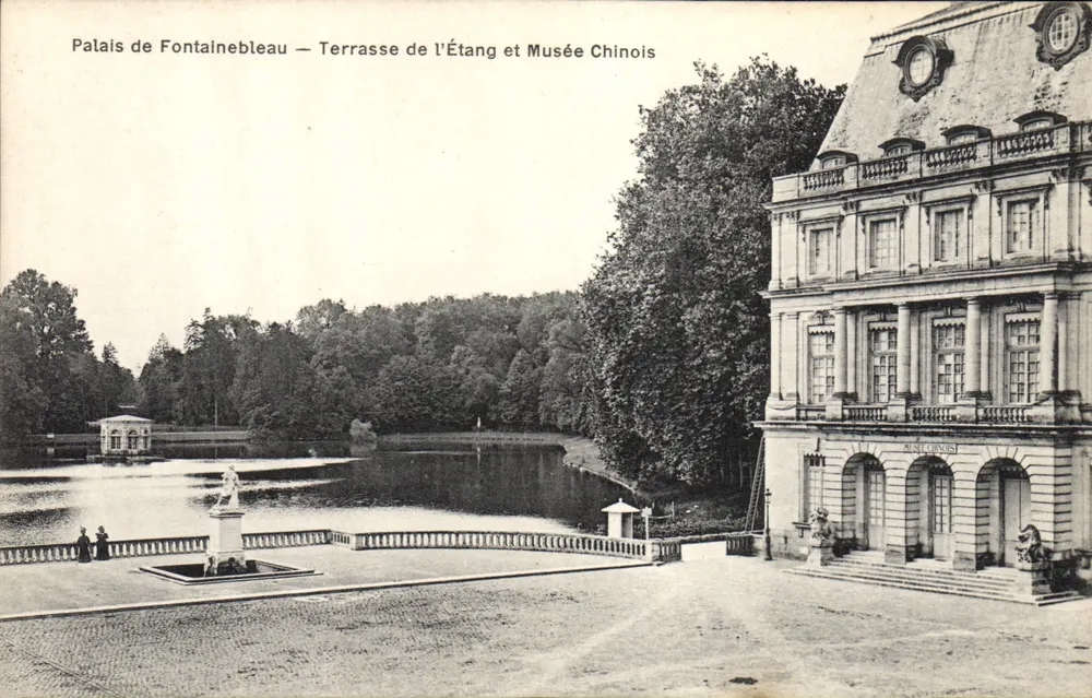 Schloss Fontainebleau — Terrasse des Sees und Chinesischer Museum - Vorderseite