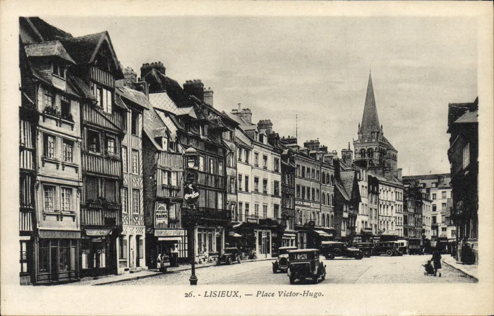 Lisieux — Praça Victor-Hugo — Carta postal n°26 - Frente