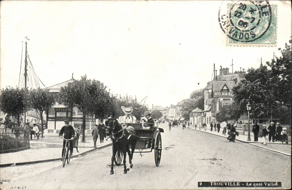 Trouville - Der Vallée Kai — lebendige Ansicht mit Kutsche und Fahrradfahrer — Verlag L.V.&Cie, Nr. 9 - Vorderseite