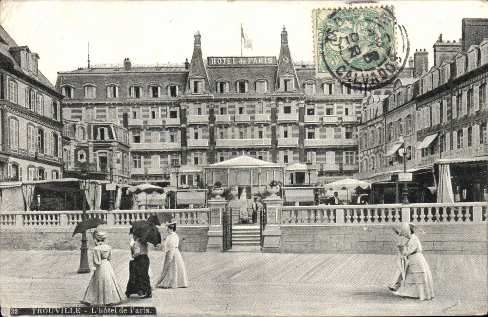Trouville — L'hôtel de Paris. — Éditeur : L.V. & Cie, n°32 - Frente