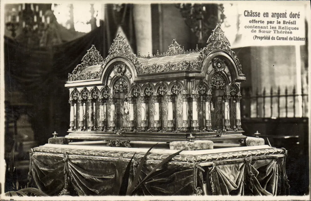 Cássia de prata dourada — contendo as relíquias da Irmã Tereza — propriedade do Carmelo de Lisieux - Frente