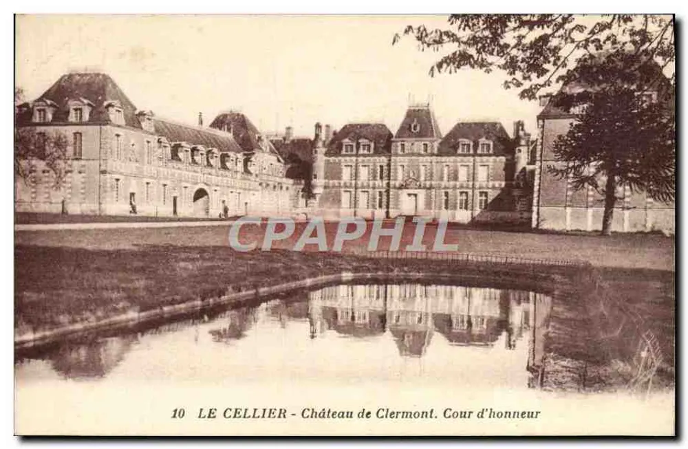 Le Cellier - Castelo de Clermont. Pátio de Honra - Frente