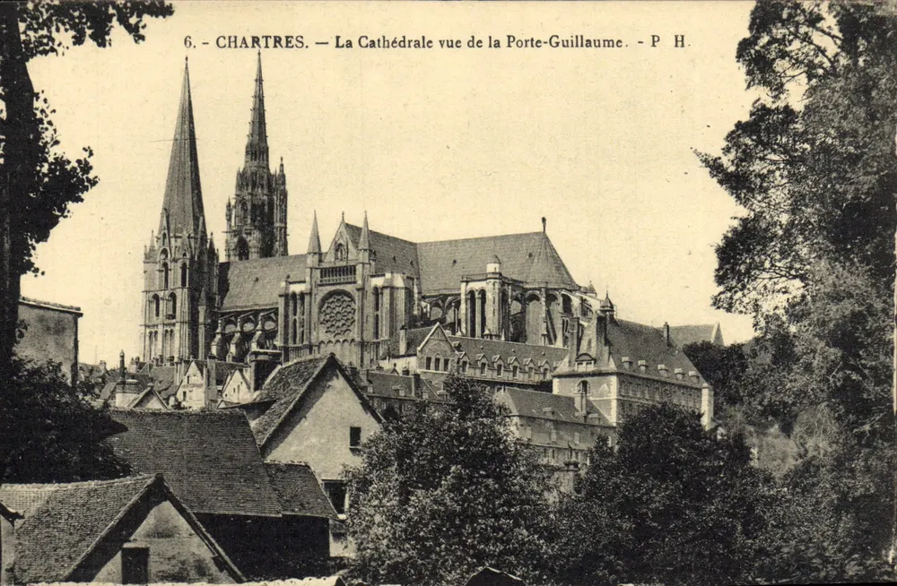 Chartres — Die Kathedrale aus der Porte-Guillaume gesehen — P. H. - Vorderseite