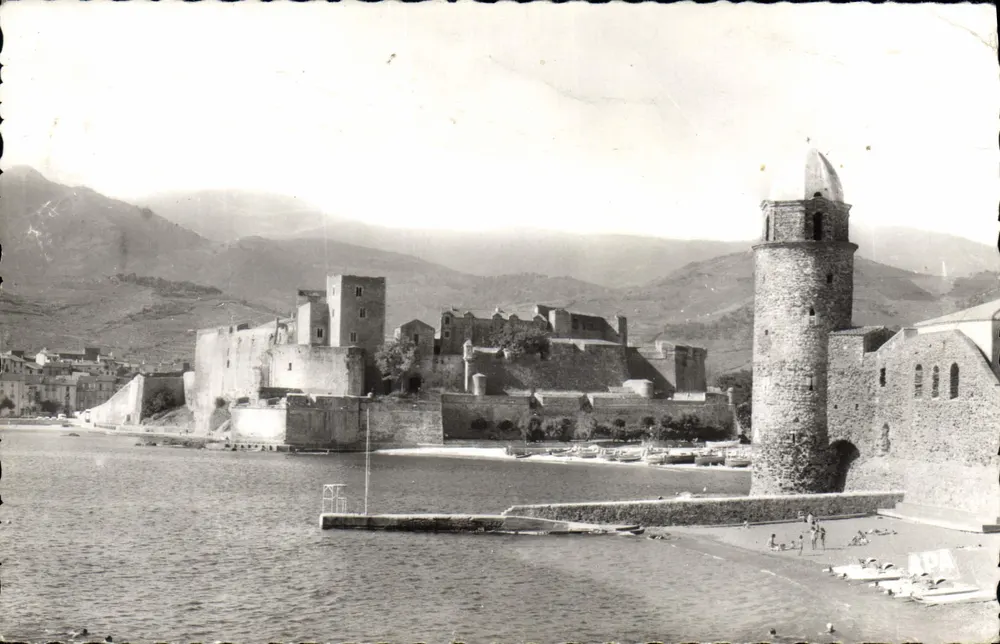 Collioure — Schloss und Kirche — Sté des Cartes Postales APA-ROUX - Vorderseite