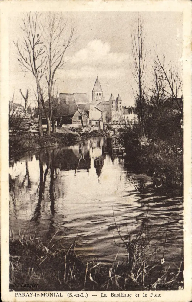 Paray-le-Monial (S.-et-L.) — A Basílica e o Pout - Frente