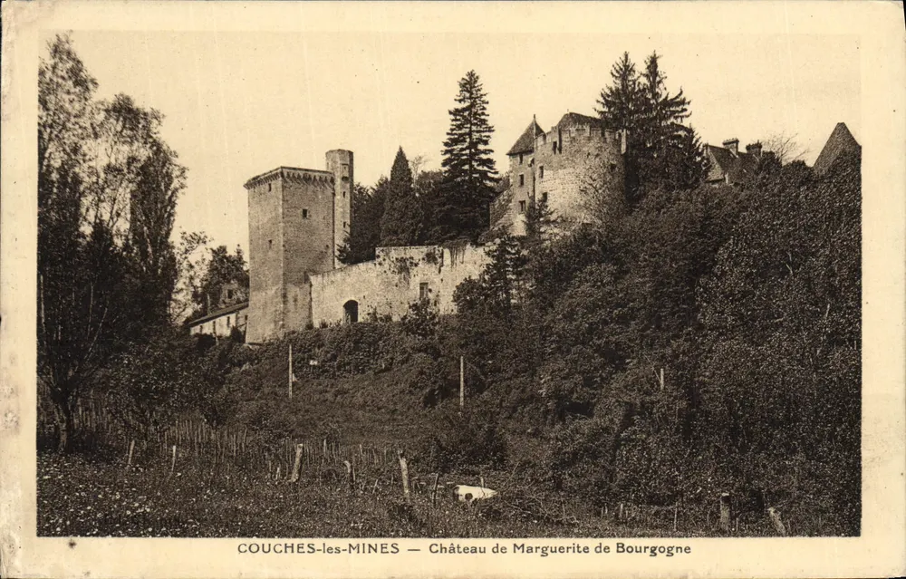 Couches-les-Mines — Schloss Marguerite de Bourgogne - Vorderseite