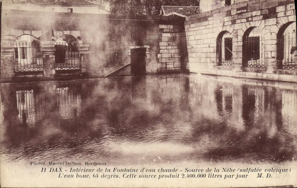 Intérieur de la Fontaine d'eau chaude - Source de la Nèhe (sulfatée calcique) - Bordeaux - Recto
