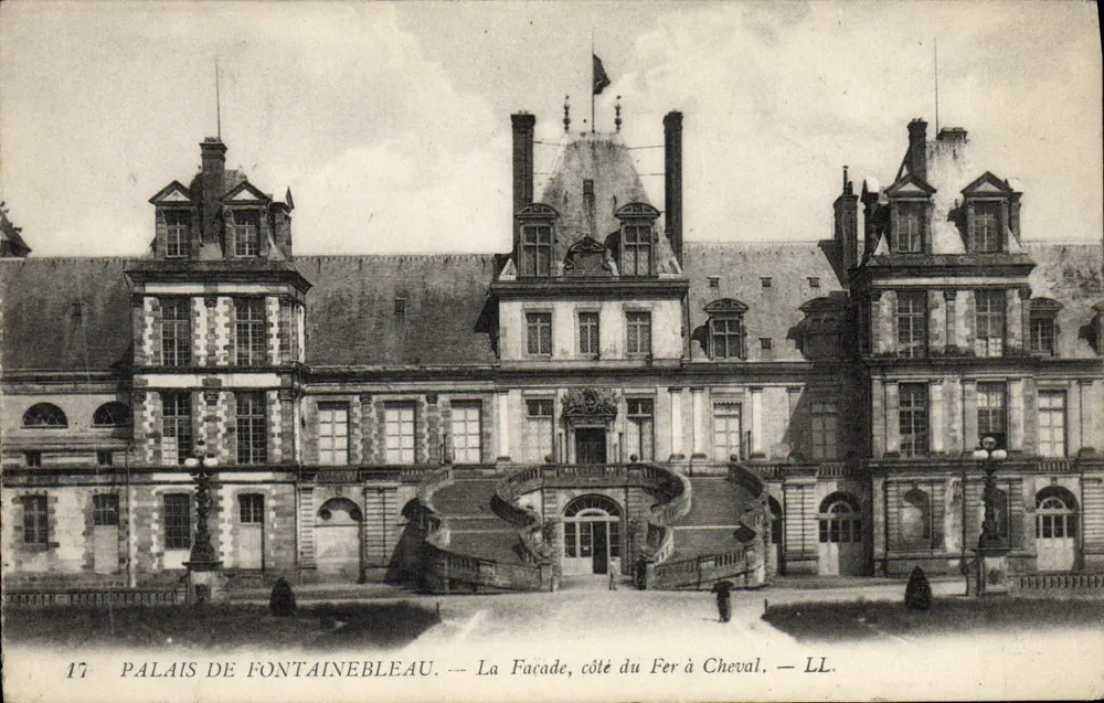 Schloss Fontainebleau — Die Fassade, Seite des Eisenpferds — LL. - Vorderseite